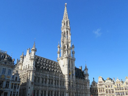 ヴィクトル・ユゴーが「世界一華麗な広場」と称したブリュッセルのグランプラス。写真の市庁舎のほか、王の家（市立博物館）やビール博物館など歴史的建造物が立ち並ぶ。1998年にユネスコの世界遺産に登録された　©MakiMiyazaki