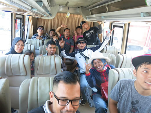三好さんの会社の社員旅行は、バスでの移動中もにぎやか。全力で楽しむのがベトナム流だ。